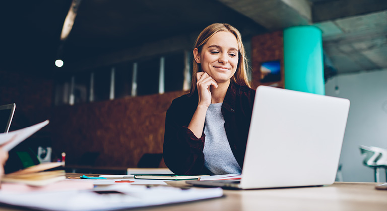 Frau vor Laptop
